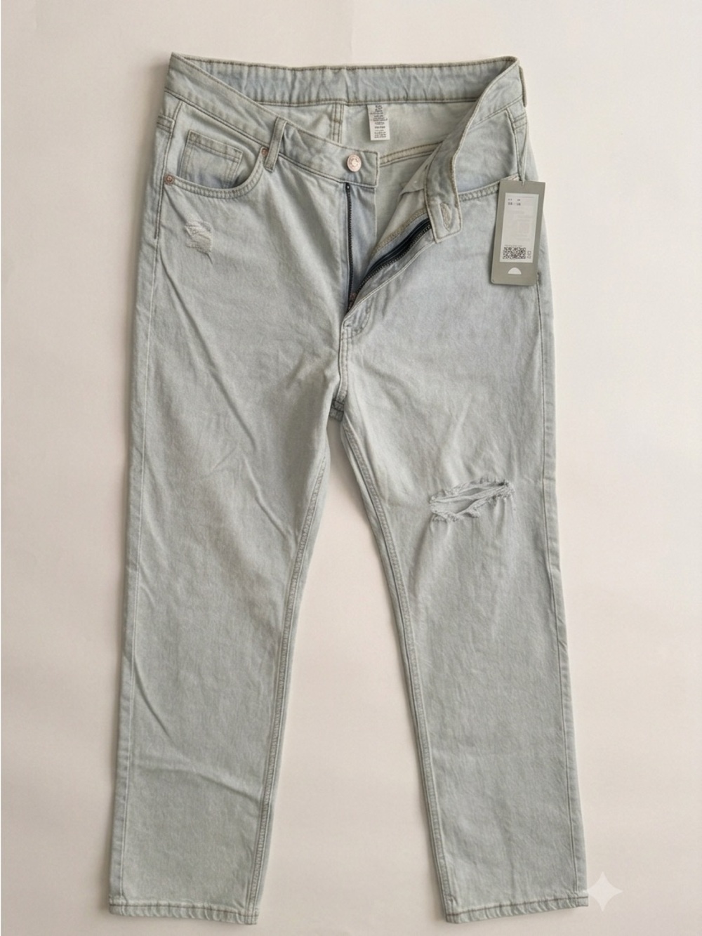 Woman’s Light Wash Distressed Jeans - Light Blue